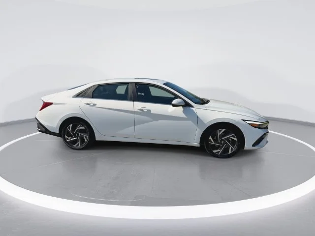 Used 2025 White Hyundai SEL Convenience image 9