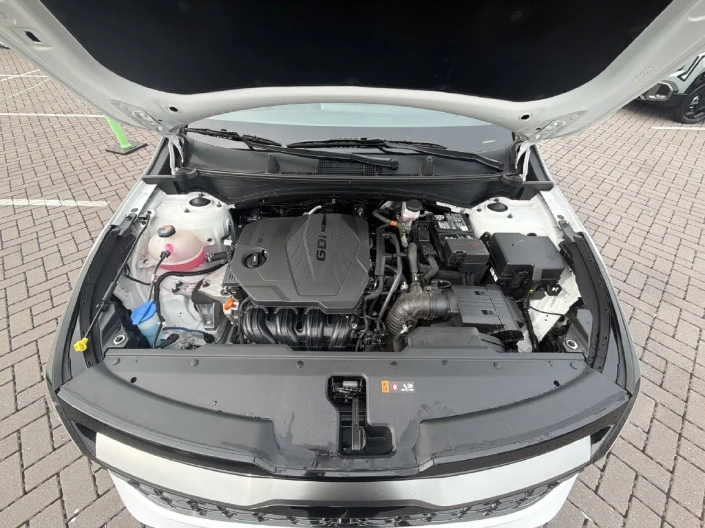 Used 2023 White Kia X-Pro Prestige image 9