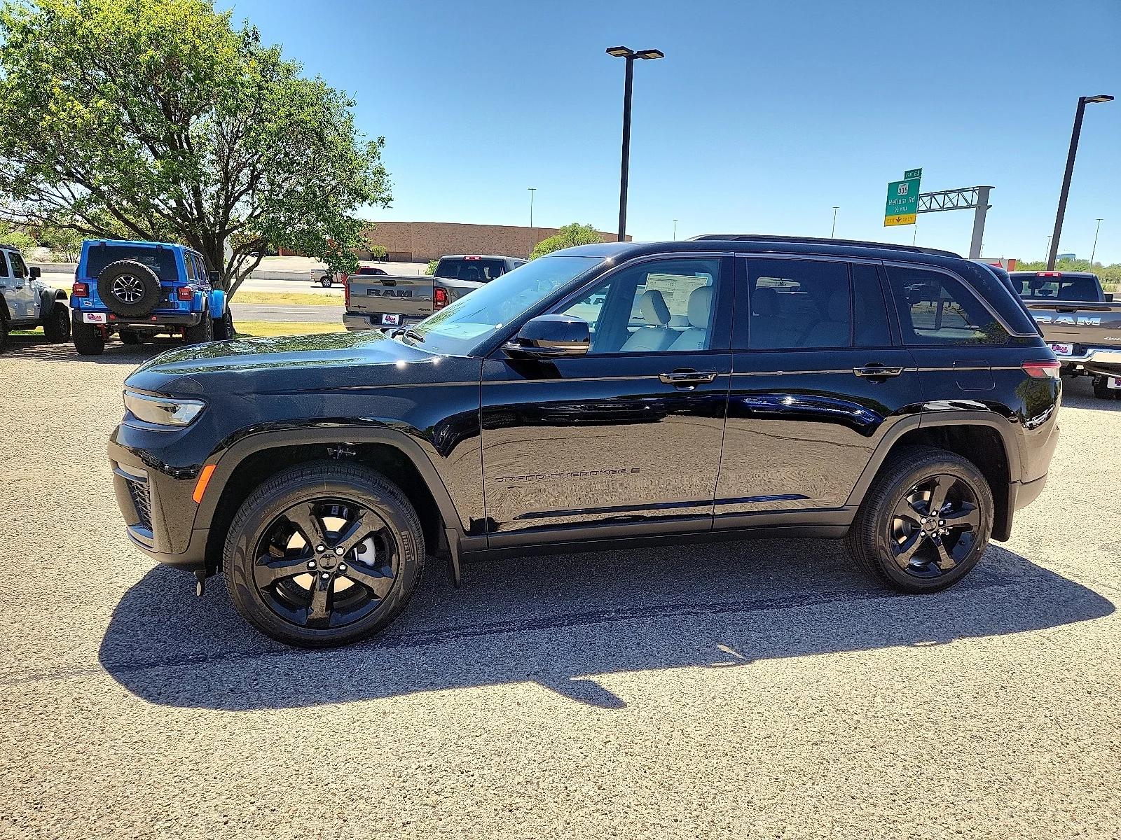 New 2026 PXJ Diamond Bla Jeep LIMITED 4X4 image 2