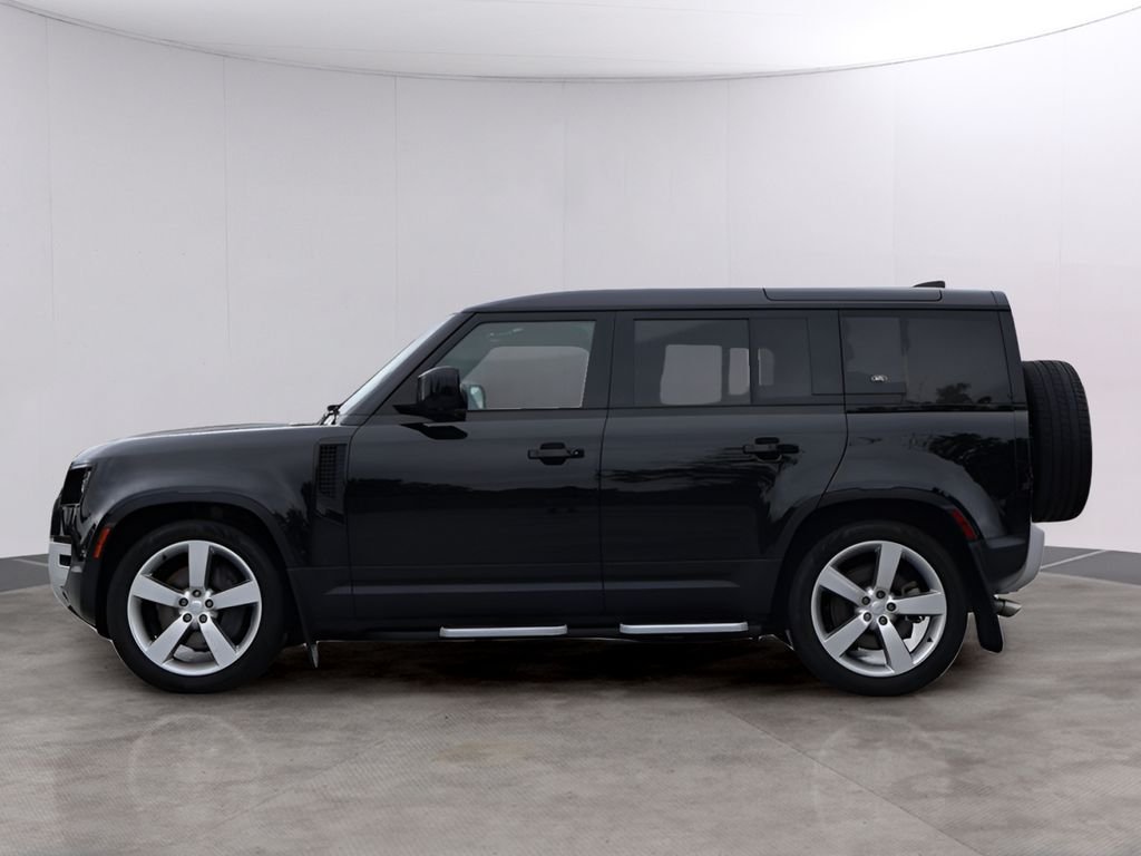 Used 2024 Santorini Black Metallic Land Rover SE image 4