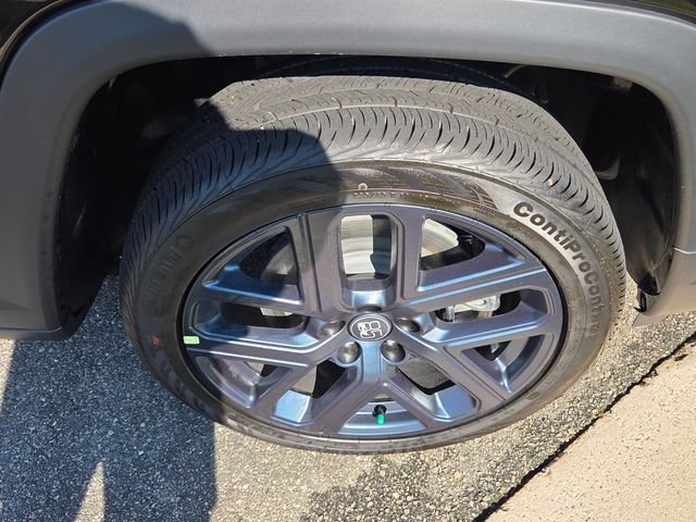 New 2026 Diamond Black Crystal Pearlcoat Jeep Latitude image 17