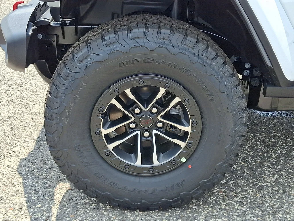 New 2026 Bright White Clear-Coat Exterior Paint Jeep Rubicon image 19