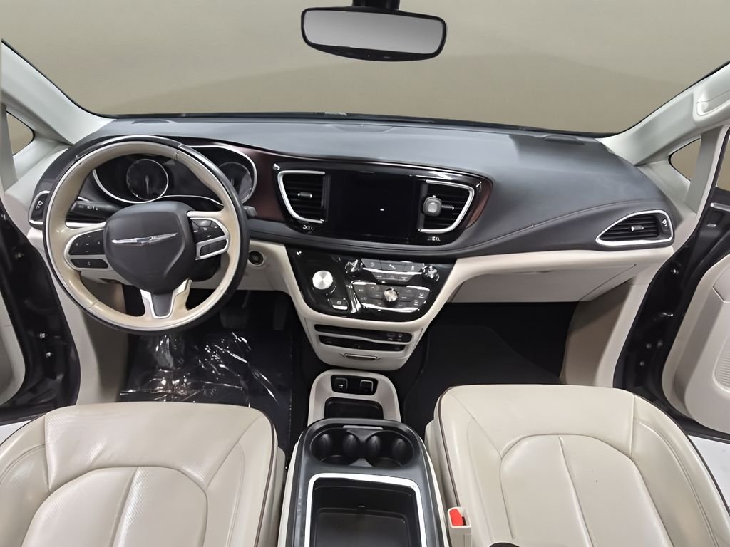 Used 2018 Gray Chrysler Limited image 23