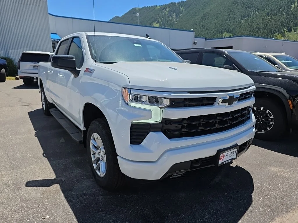 New 2026 Summit White Chevrolet RST image 3