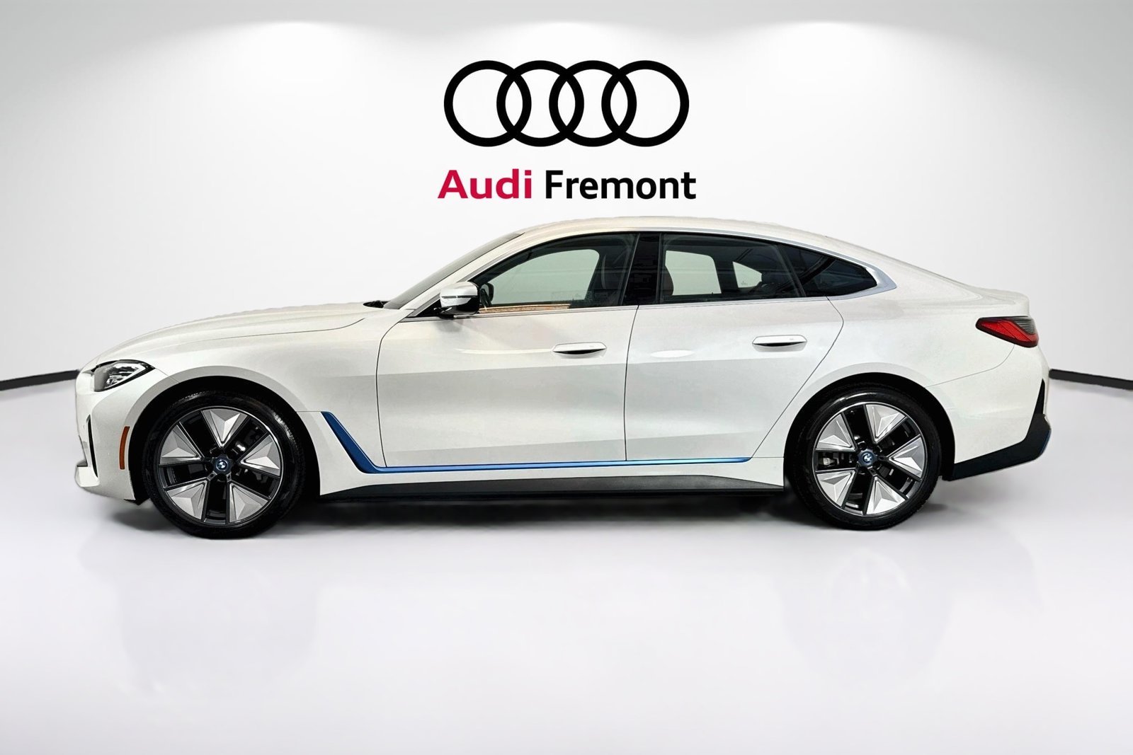 Used 2023 Mineral White Metallic BMW eDrive40 image 1