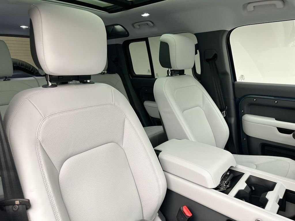 New 2026 Tasman Blue Metallic Land Rover X-Dynamic SE image 6