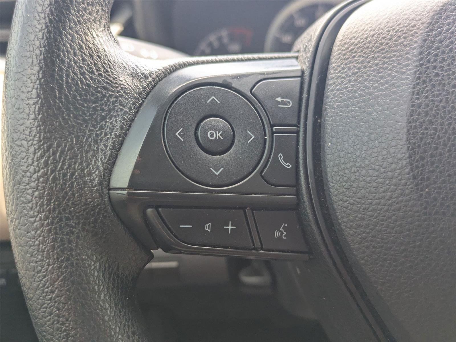 Used 2022 White Toyota LE image 14