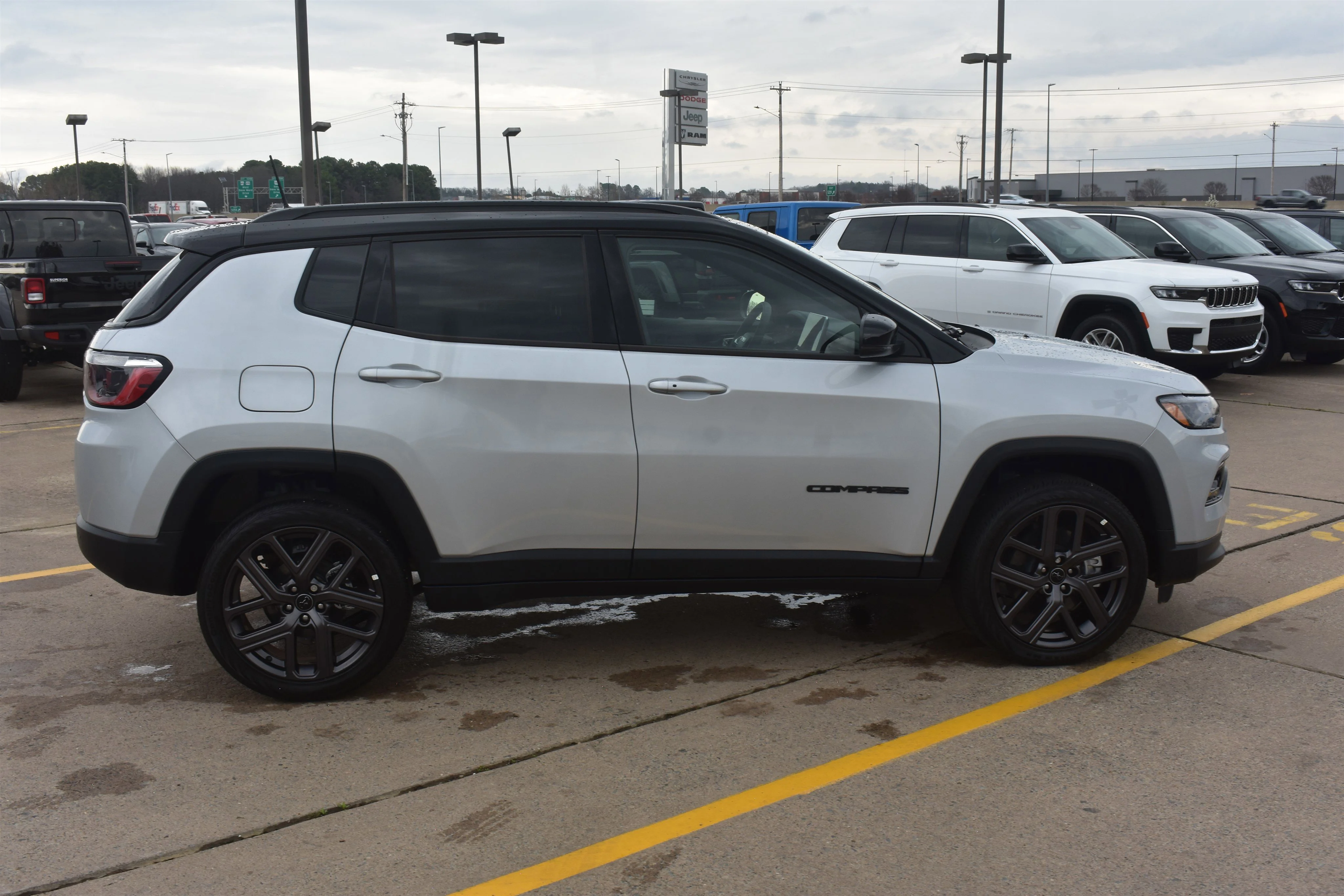 New 2026 Silver Zynith Metallic Clearcoat Jeep Limited Altitude image 4