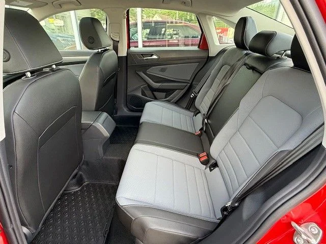 2025 Volkswagen Jetta SE - Photo 13