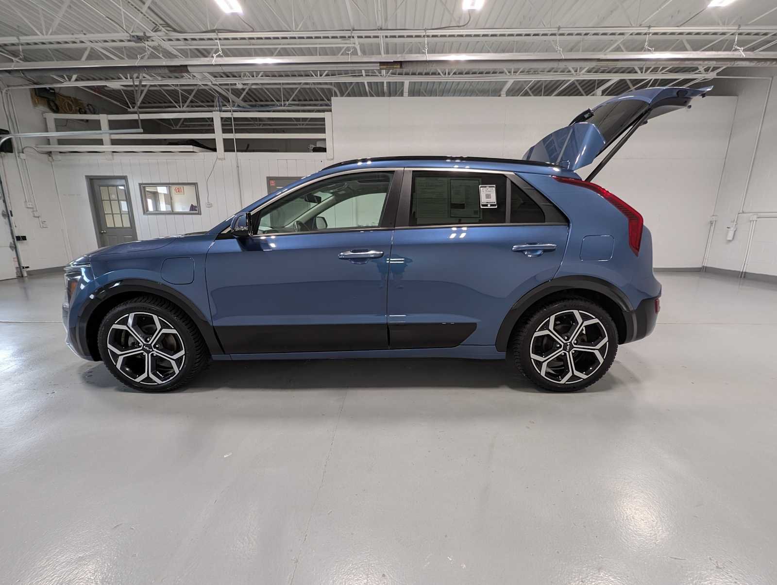 Used 2023 Mineral Blue Kia SX Touring image 12