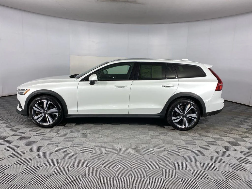 Used 2023 Crystal White Metallic Volvo Plus image 20