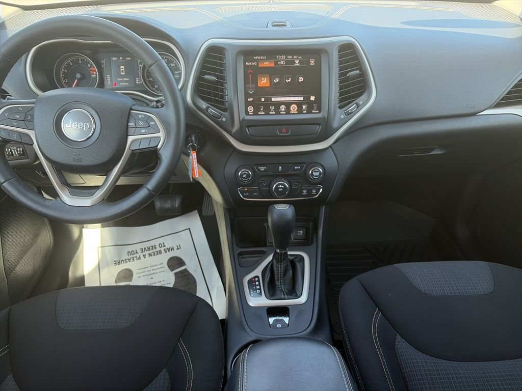 Used 2016 Bright White Clearcoat Jeep Latitude image 14