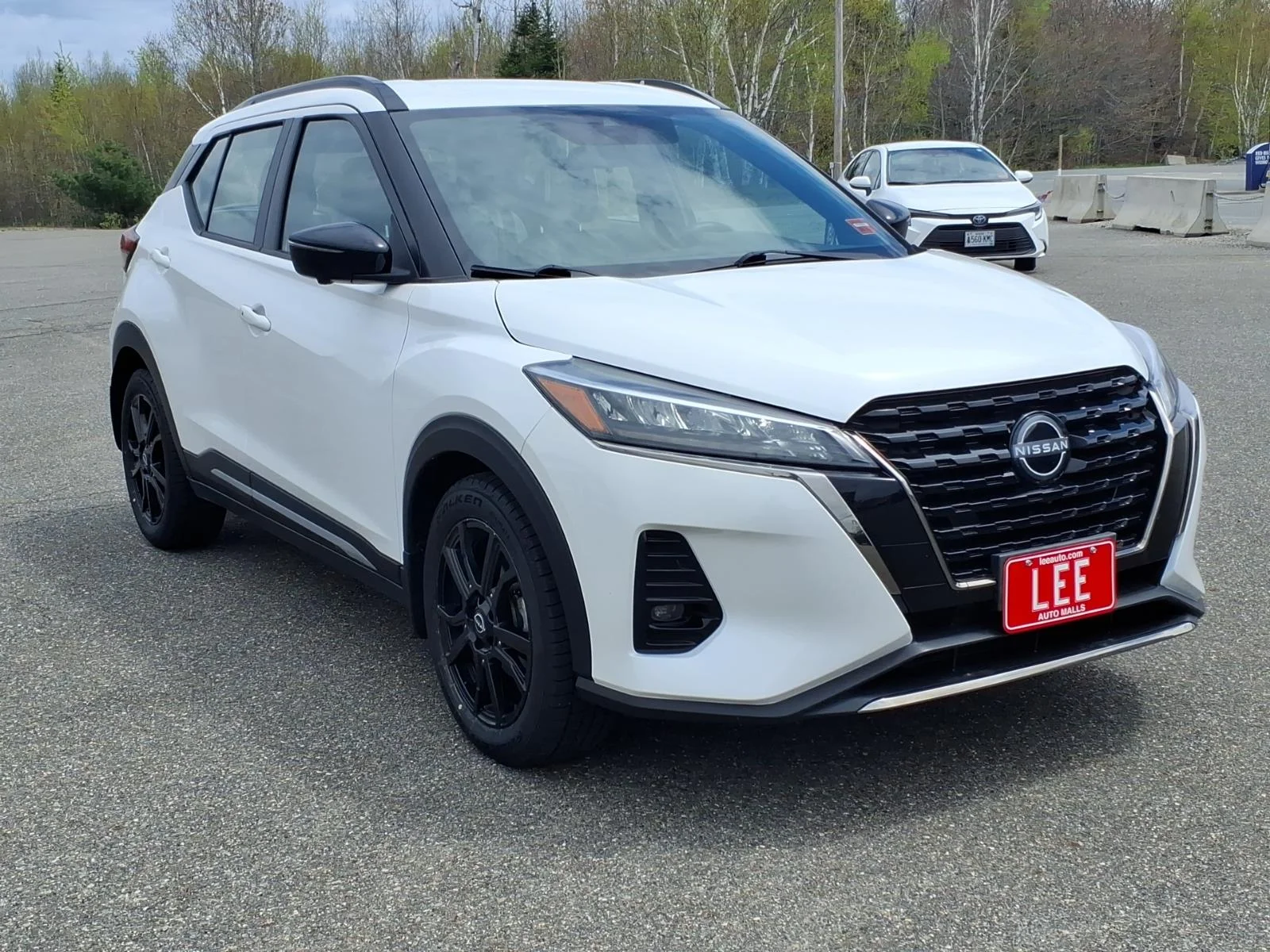 Used 2024 Aspen White Nissan SR image 3