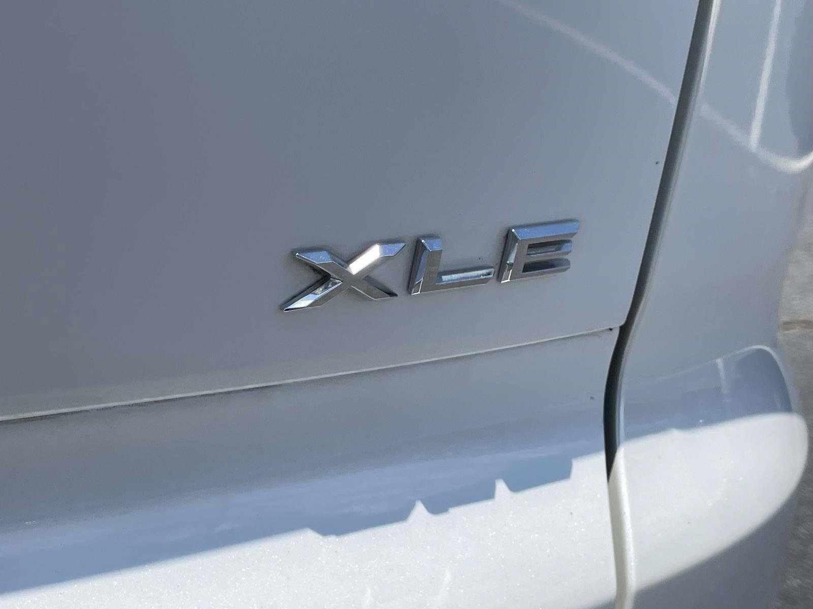 Used 2025 Oxygen White Toyota XLE image 8