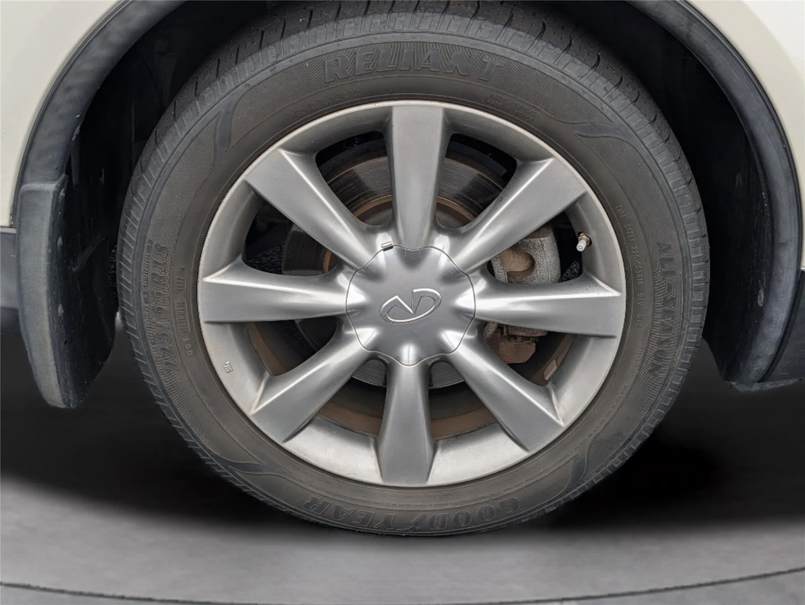Used 2017 Majestic White INFINITI RWD image 36