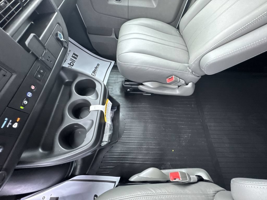 New 2025 Summit White GMC Work Van image 25