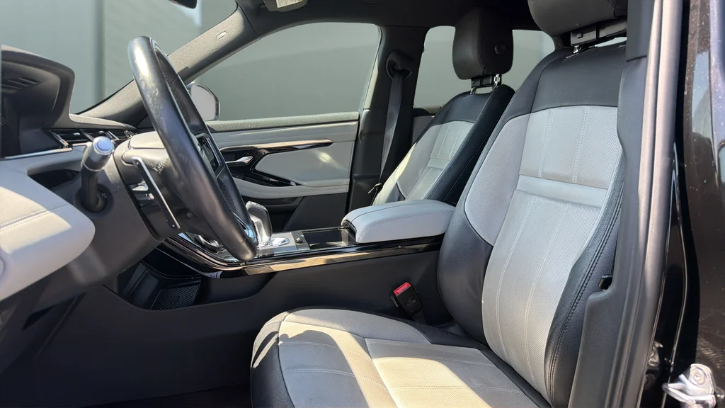 Used 2022 Black Land Rover Dynamic image 18