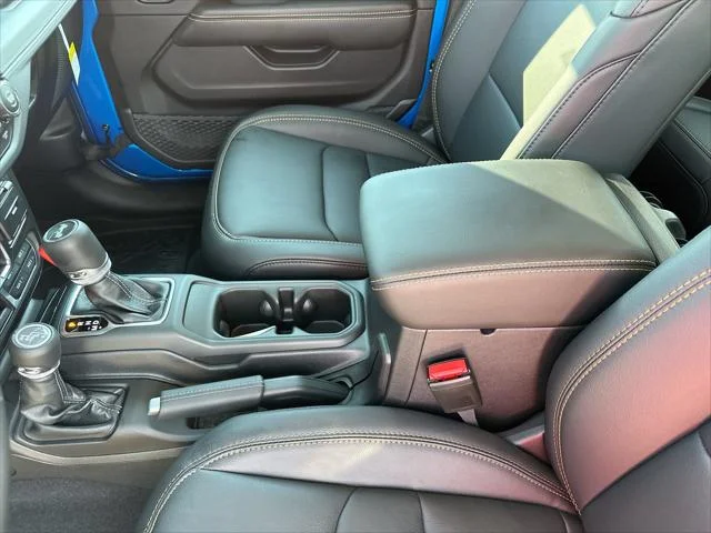 New 2026 Hydro Blue Pearl-Coat Exterior Paint Jeep Sahara image 19