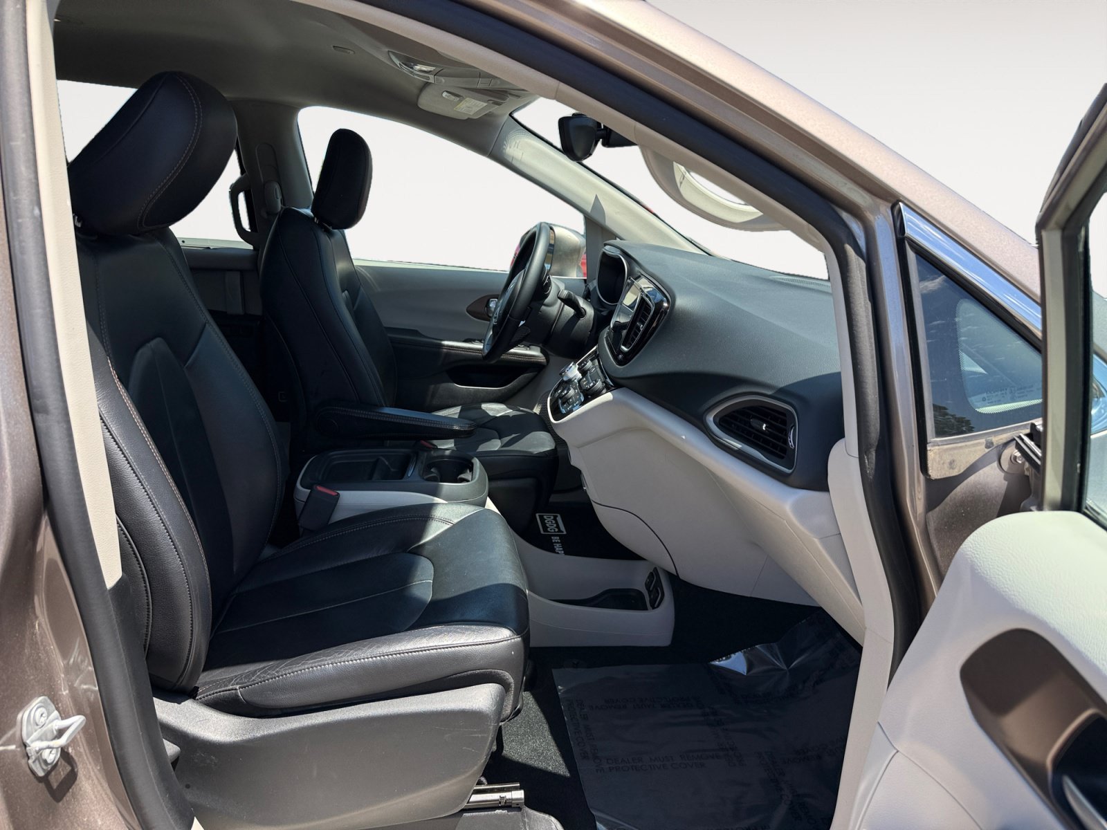 Used 2017 Molten Silver Chrysler Touring L image 19