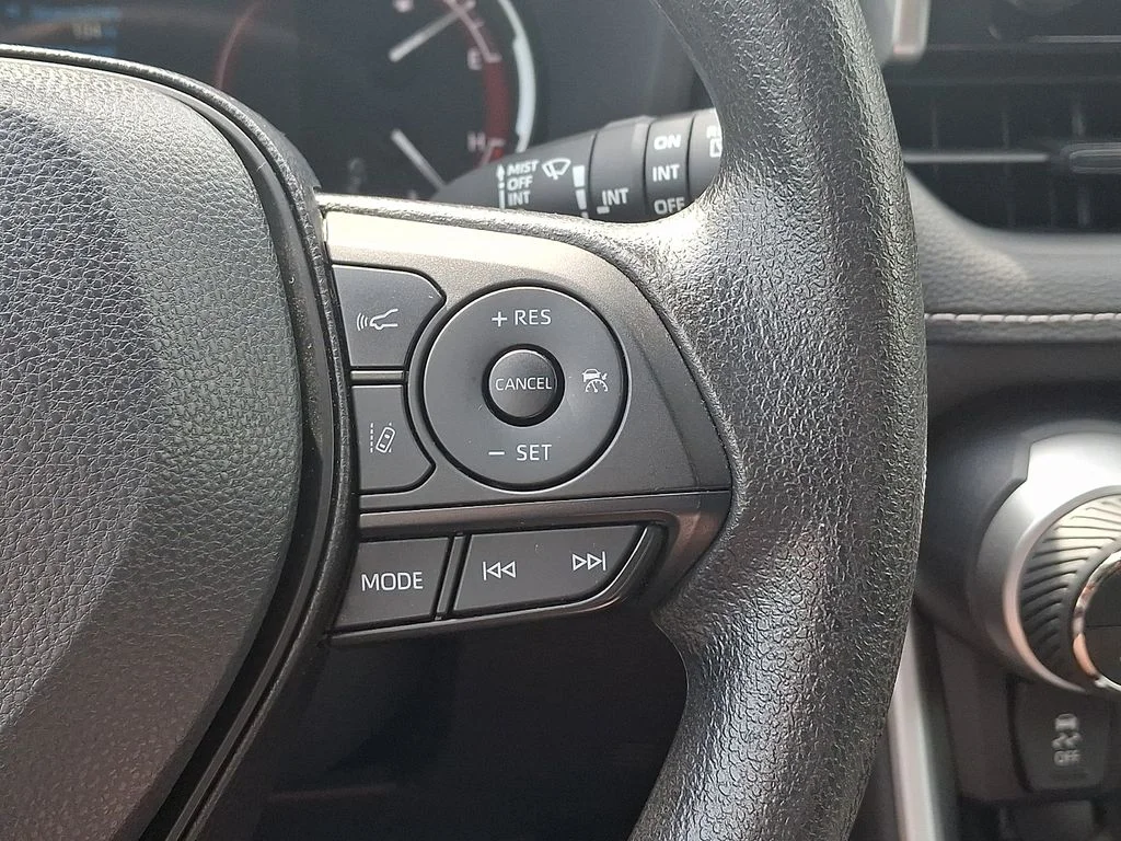 2025 Toyota RAV4 XLE - Photo 20