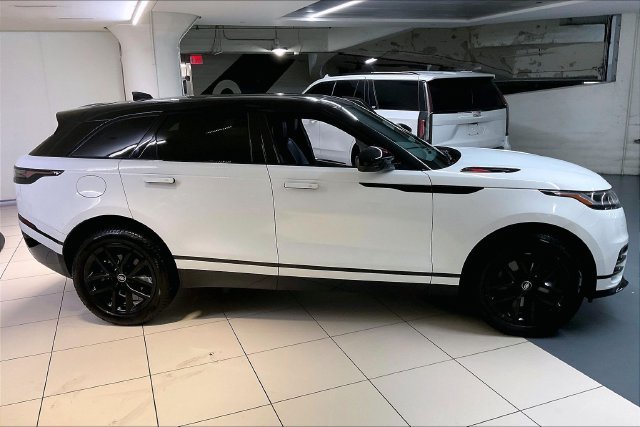 Used 2025 White Land Rover Dynamic SE image 9