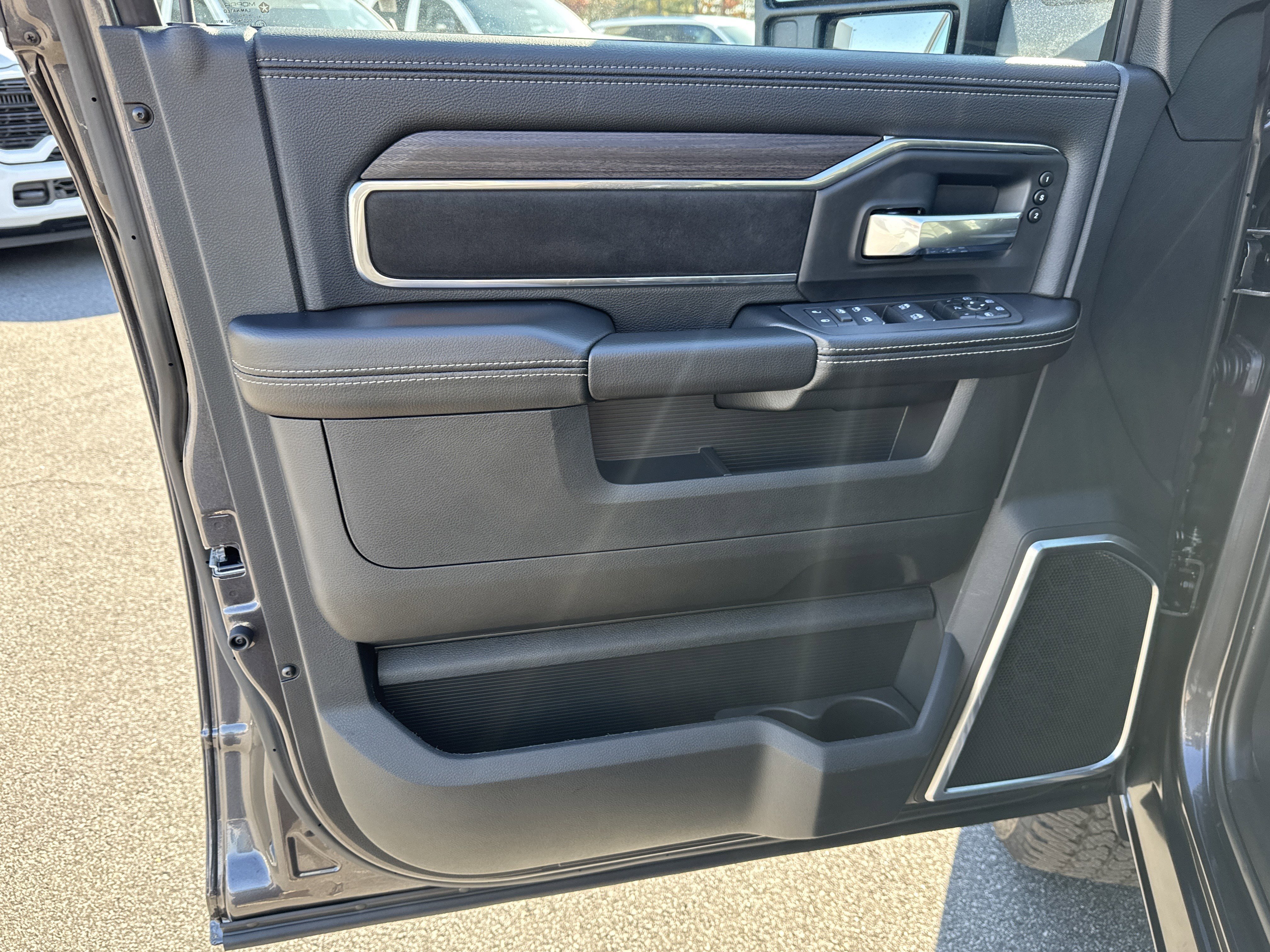 New 2026 Granite Crystal Metallic Clear-Coat Exterior Paint RAM Laramie image 17