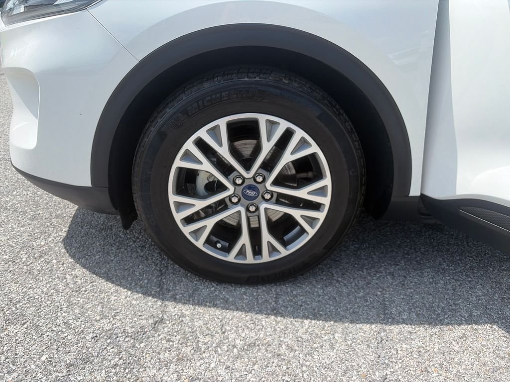 Used 2022 White Metallic Ford SEL image 26