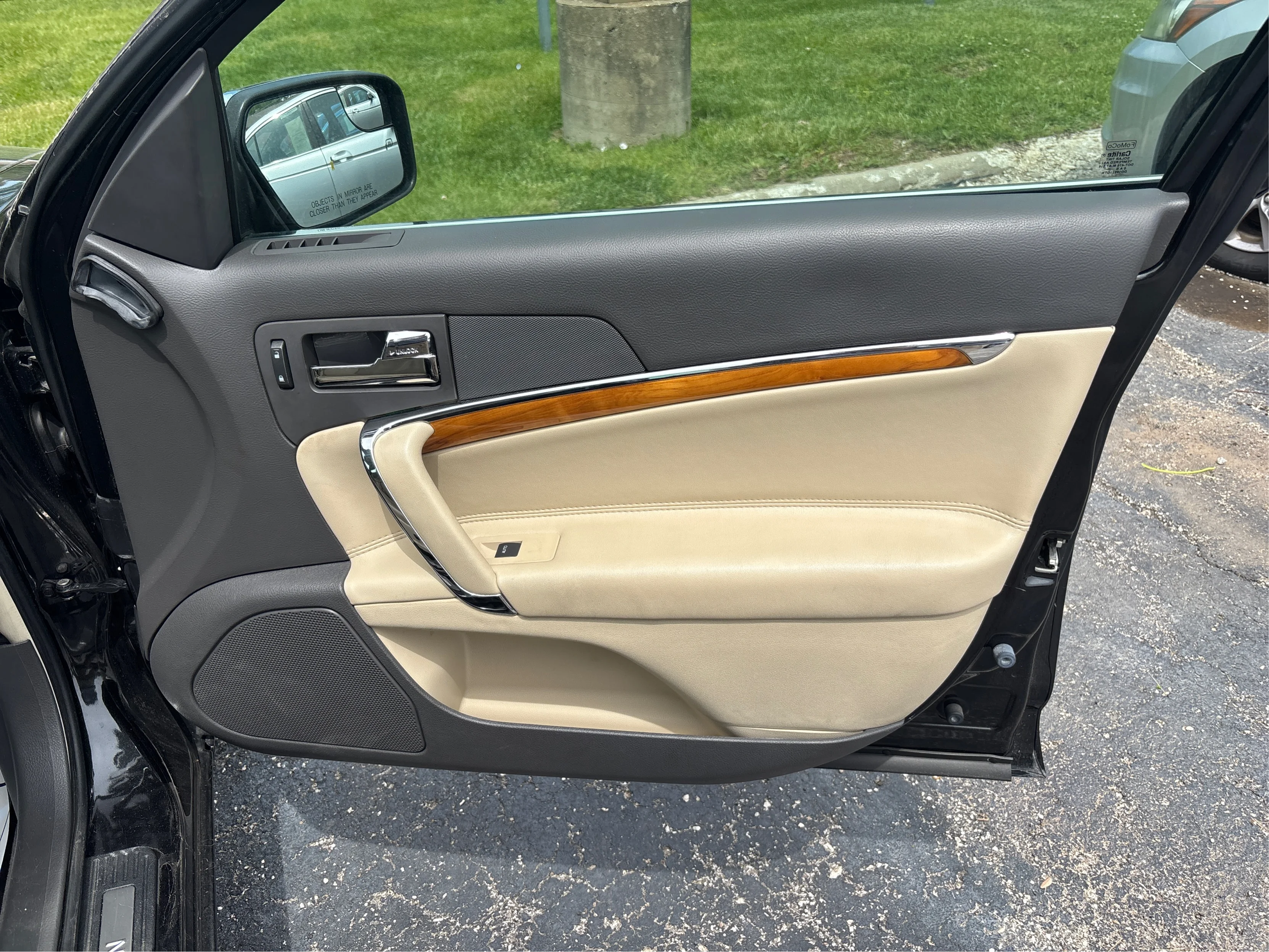 Used 2011 Black Lincoln base image 21