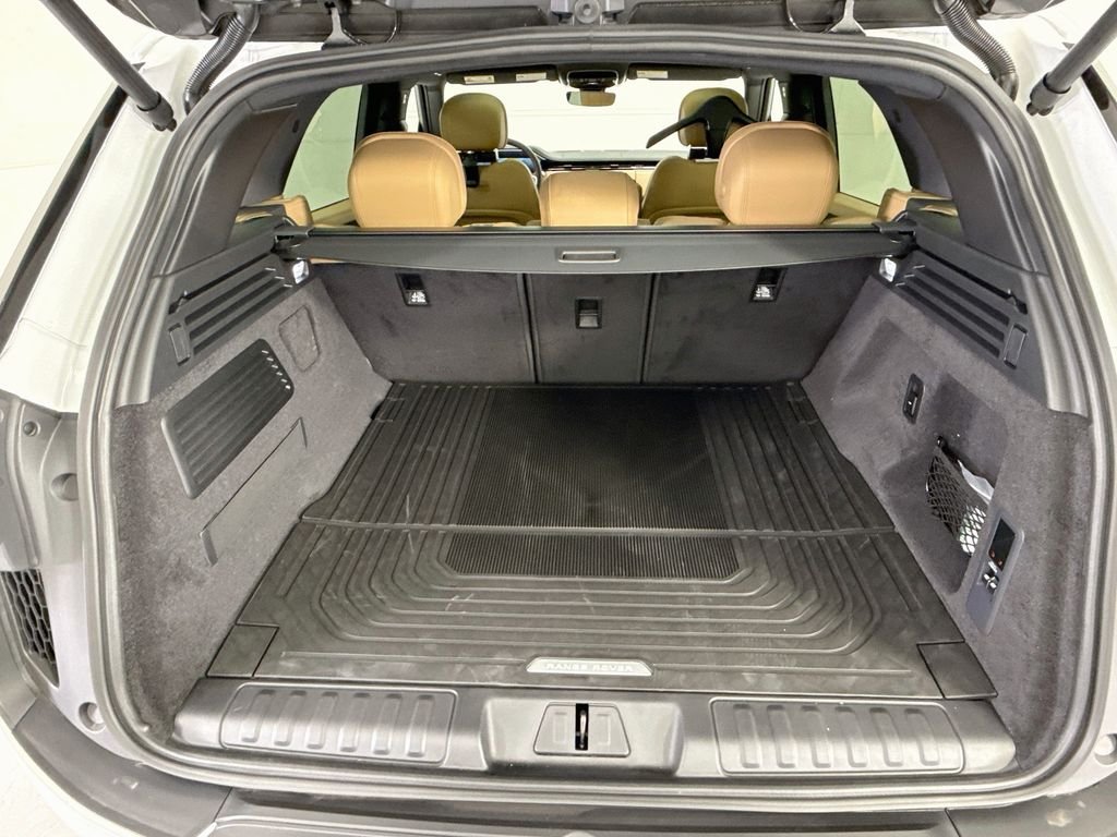 New 2026 Fuji White Land Rover SE image 28