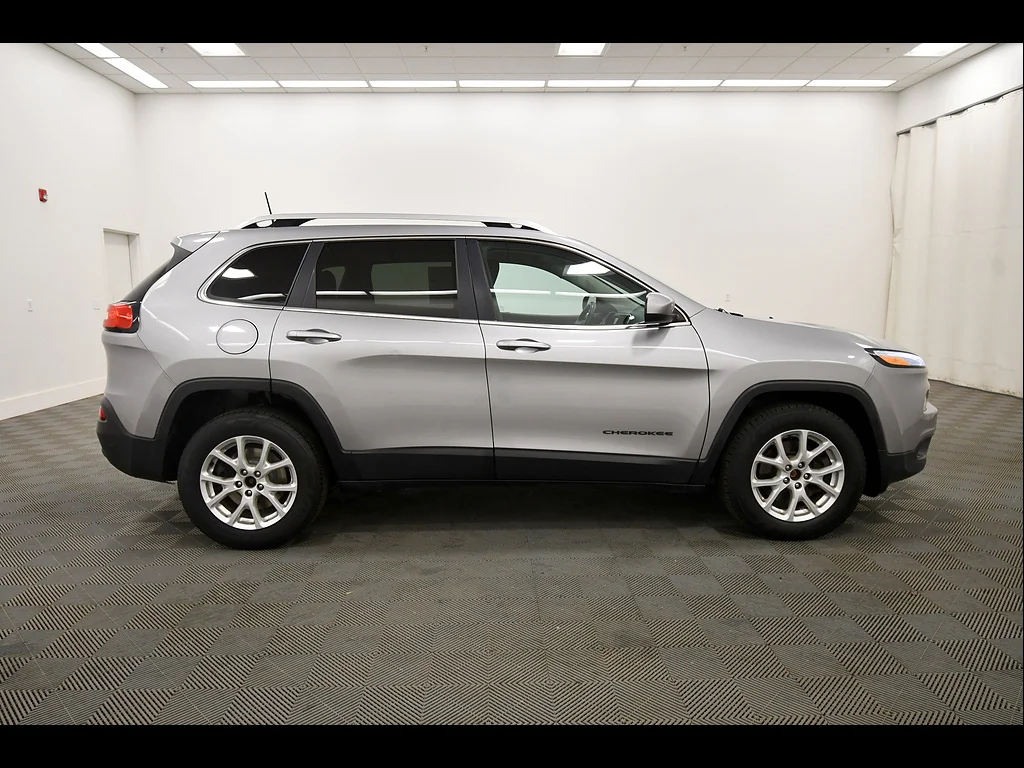 Used 2017 Billet Silver Metallic Clear Coat Jeep Latitude image 9