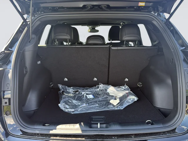 New 2026 Diamond Black Crystal Pearl-Coat Exterior Paint Jeep Latitude image 27