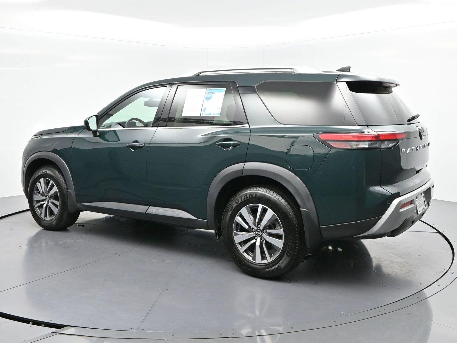 Used 2022 Green Nissan SL image 5