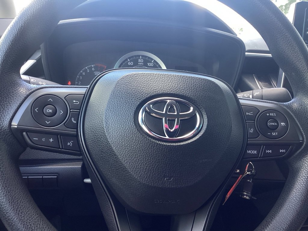 Used 2020 White Toyota LE image 19