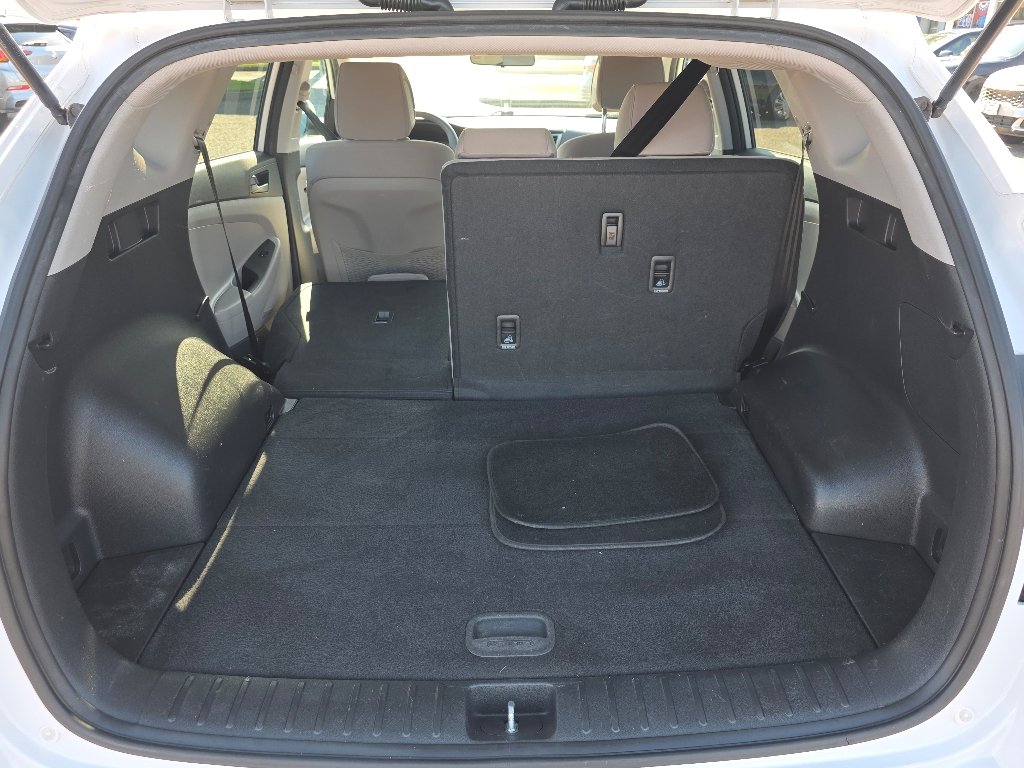 Used 2016 Dazzling White Hyundai SE image 4