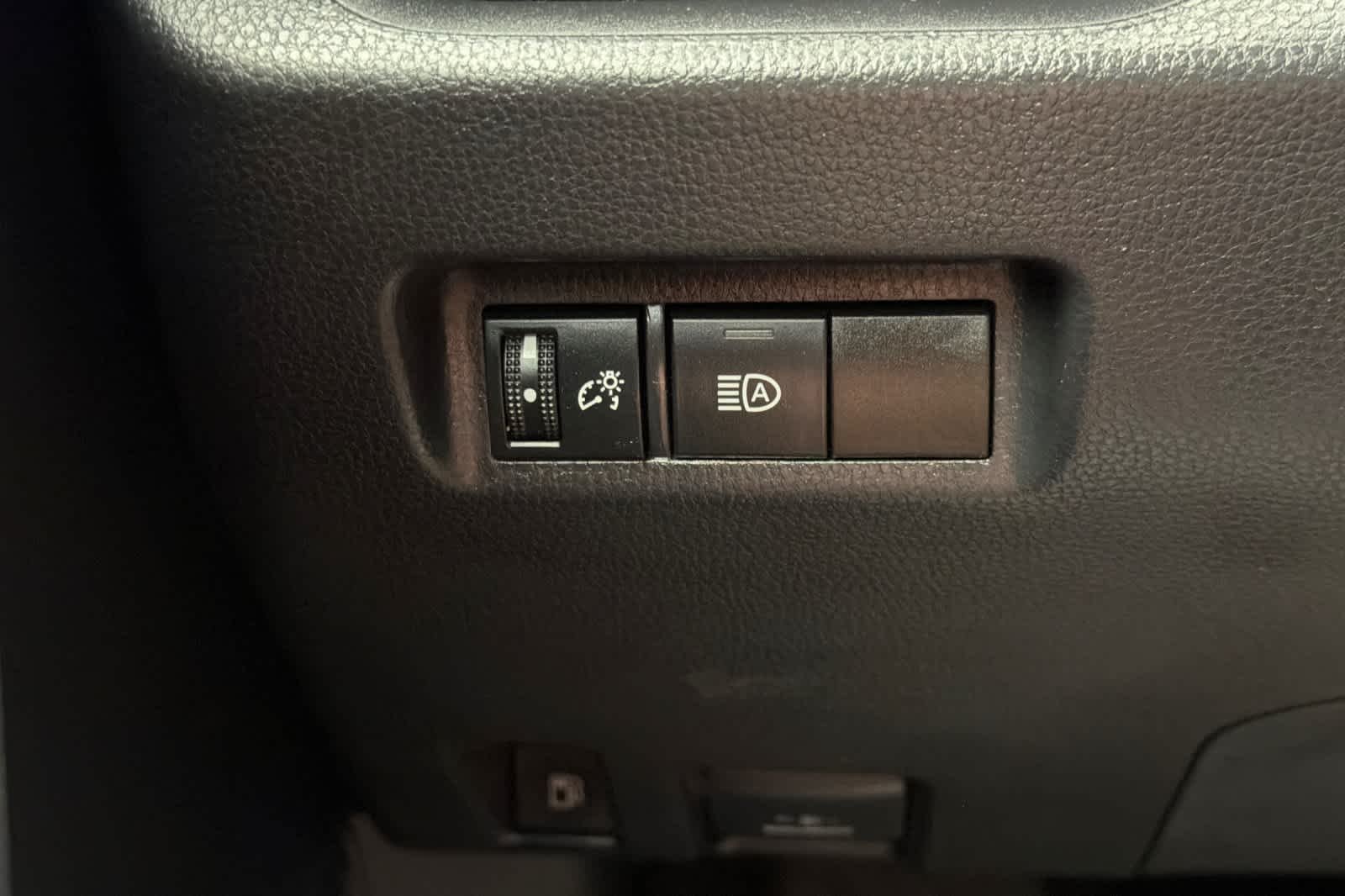 Used 2024 Ice Cap Toyota Hybrid XLE image 30