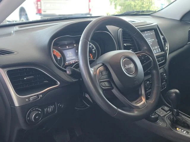 Used 2022 White Jeep Latitude Lux image 9