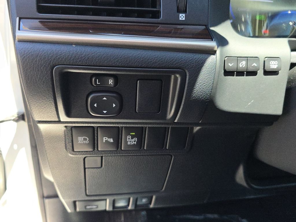 Used 2016 White Lexus 300h image 31