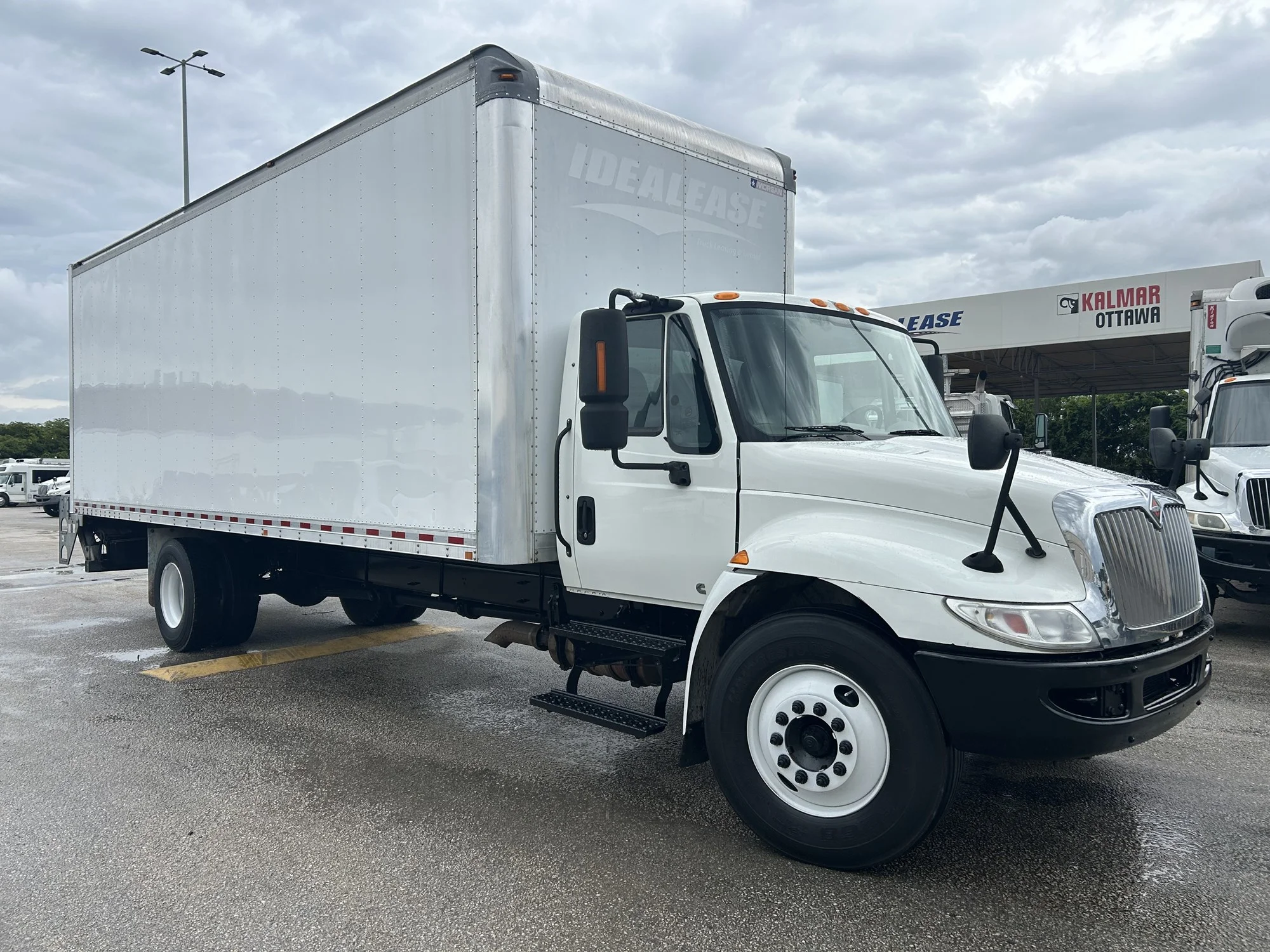 Used 2019  INTERNATIONAL Box Truck image 1