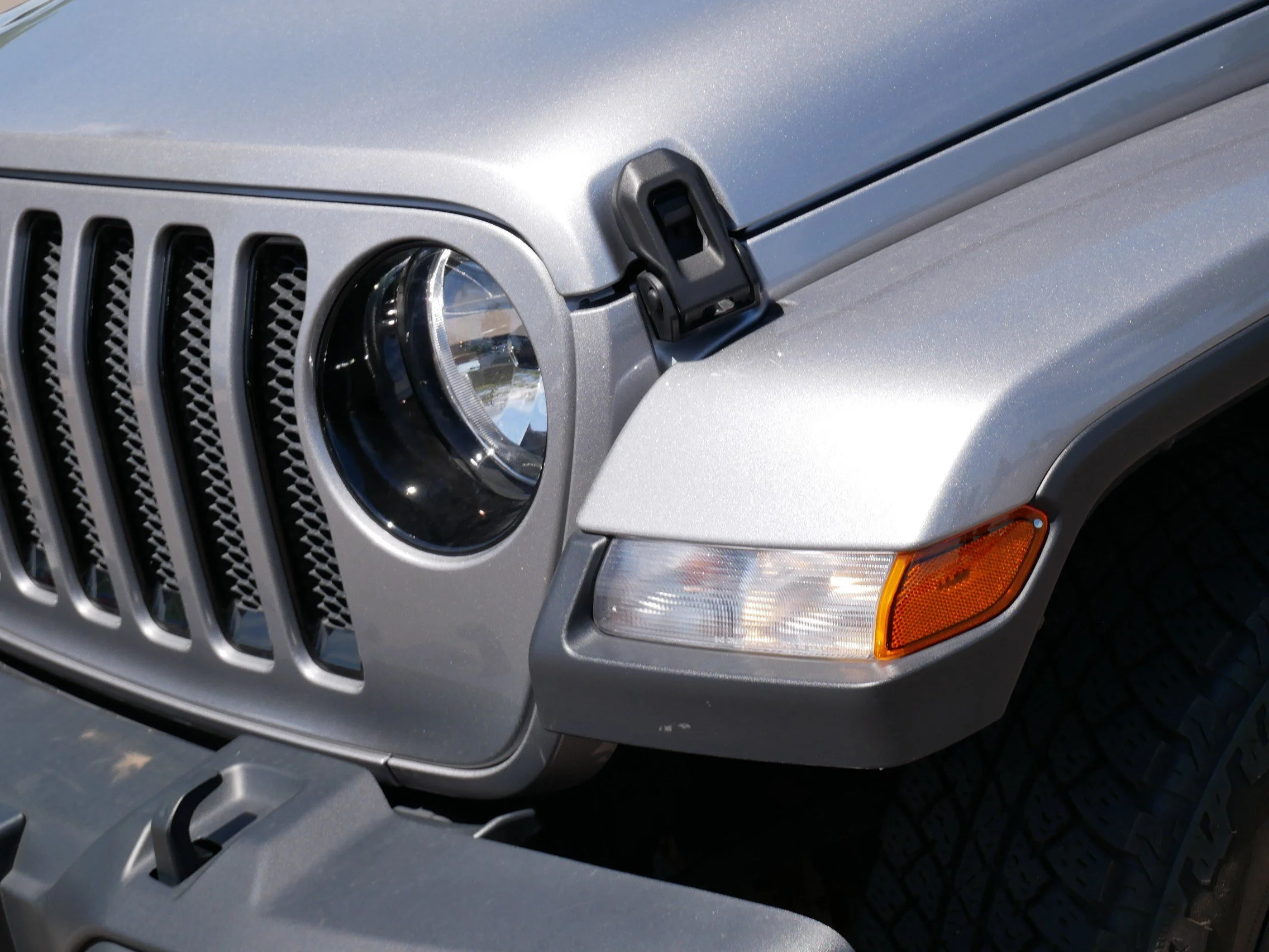 Used 2021 Billet Silver Metallic Clearcoat Jeep Unlimited Sahara Altitude image 16