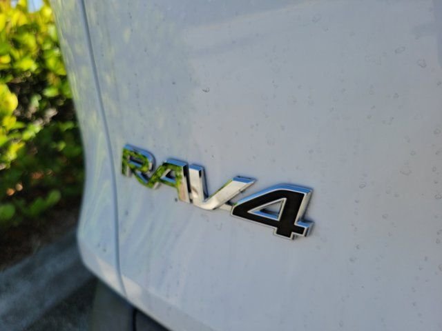 2020 Toyota RAV4 XLE - Photo 31