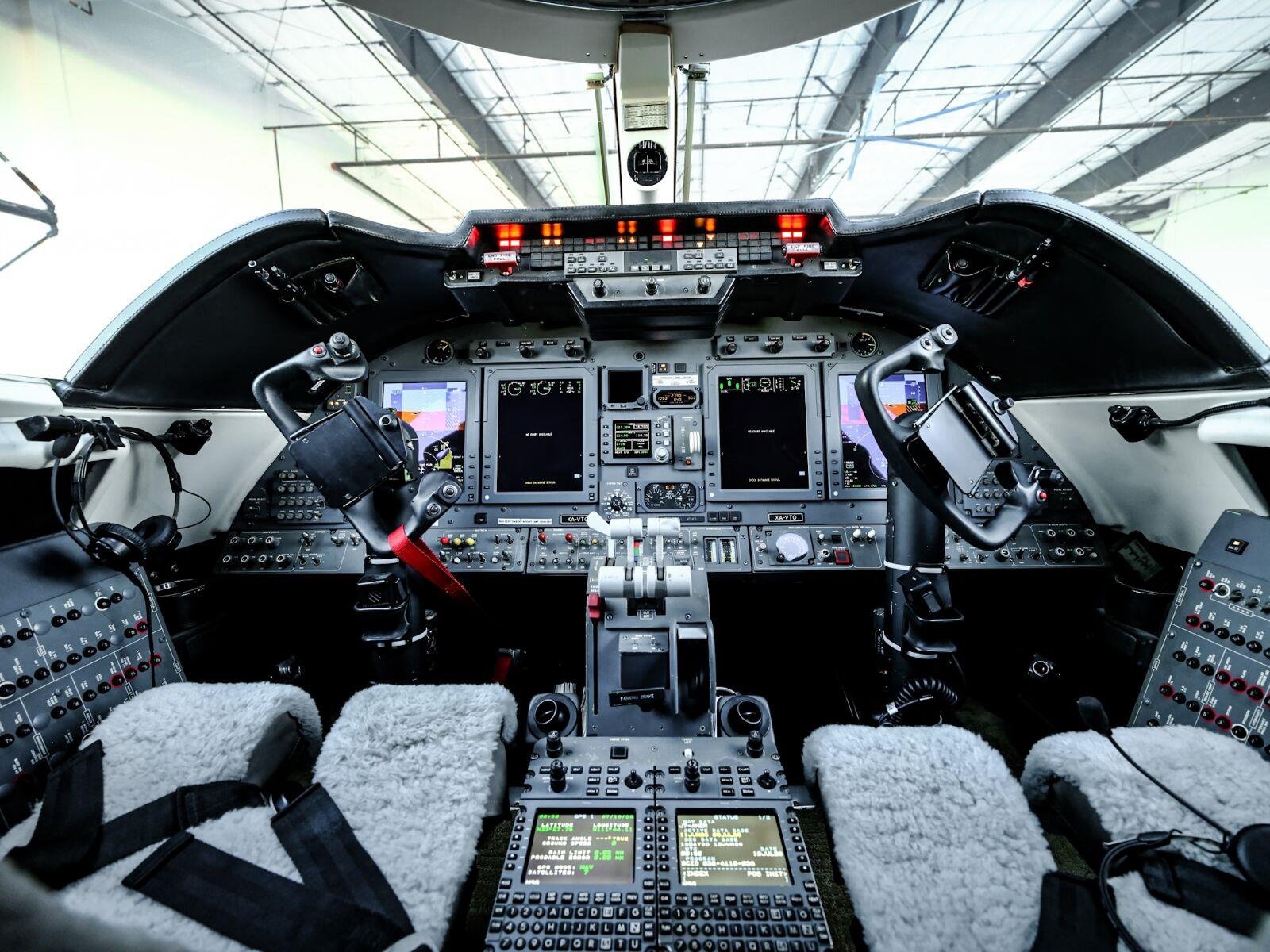 Used 2011 White LEARJET XR image 16