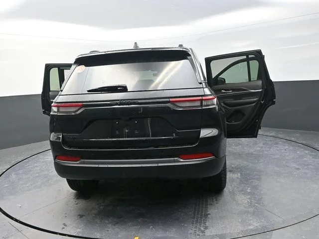 New 2026 Diamond Black Crystal Pearl-Coat Exterior Paint Jeep Altitude image 35