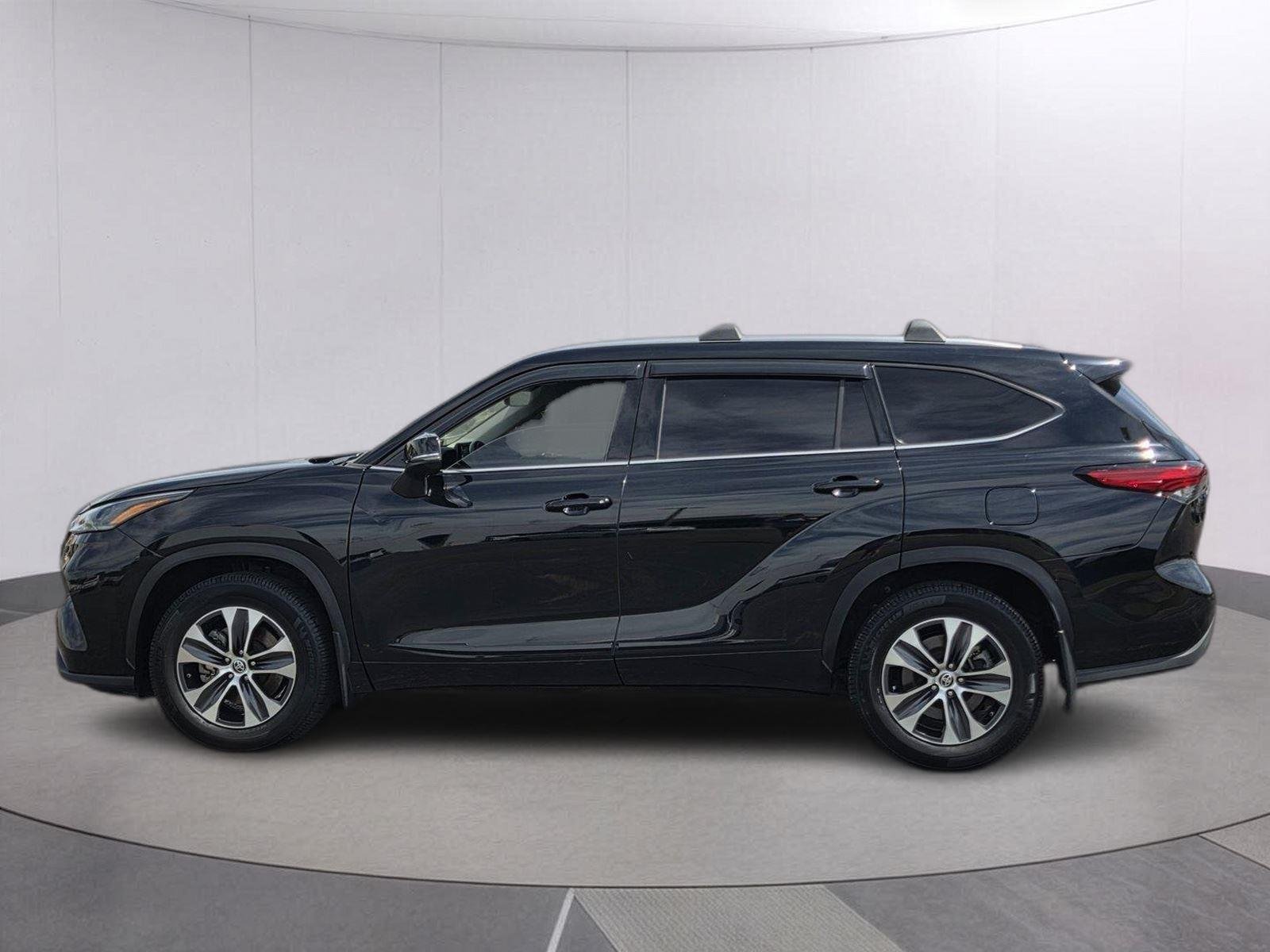 Used 2021 Midnight Black Metallic Toyota XLE image 8