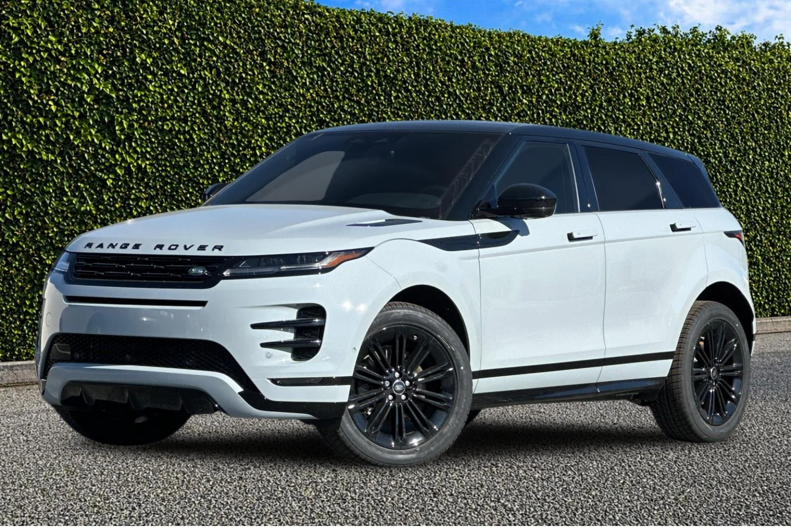 2026 Land Rover Range Rover Evoque Dynamic SE's photo