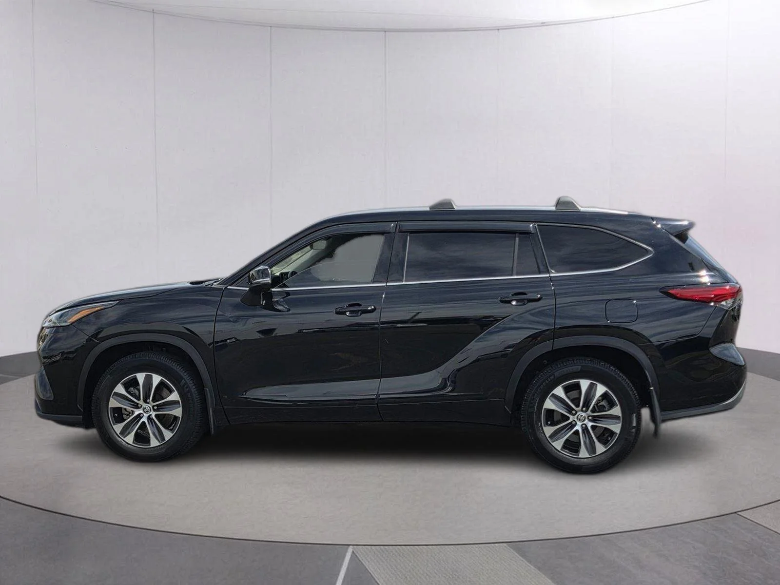Used 2021 Midnight Black Metallic Toyota XLE image 8