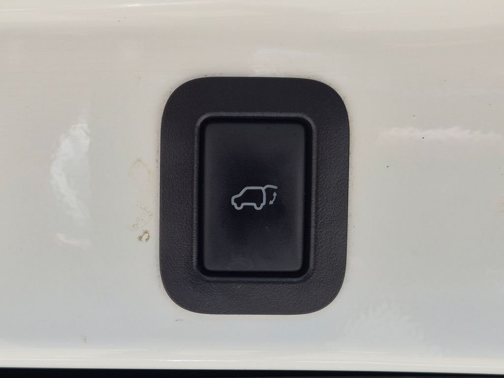 Used 2016 White Toyota XLE V6 image 32