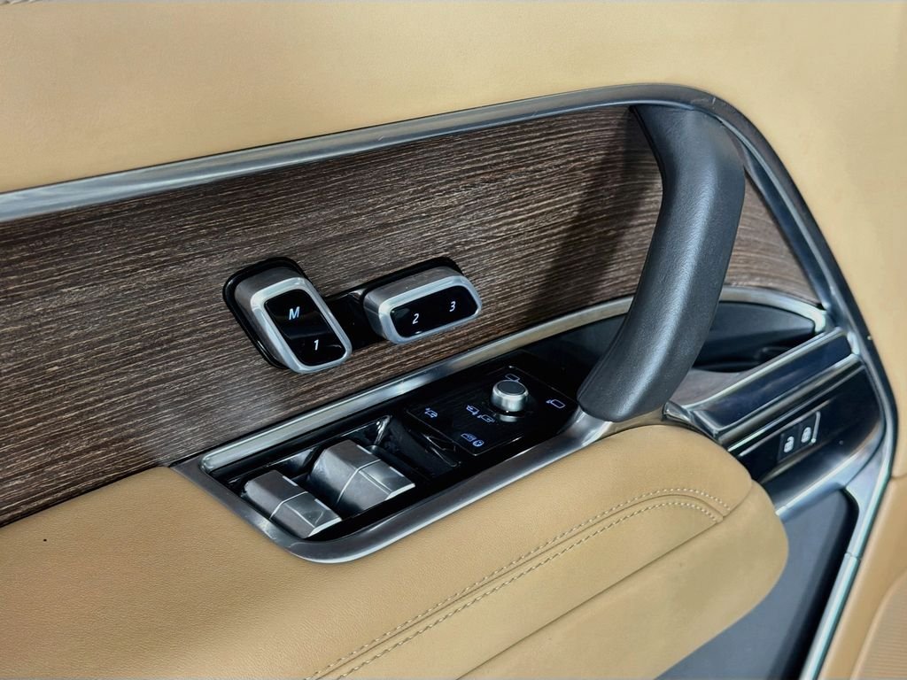 Used 2023 Gold Land Rover SE image 18