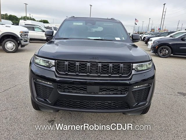 New 2026 Diamond Black Crystal Pearl-Coat Exterior Paint Jeep Limited image 2