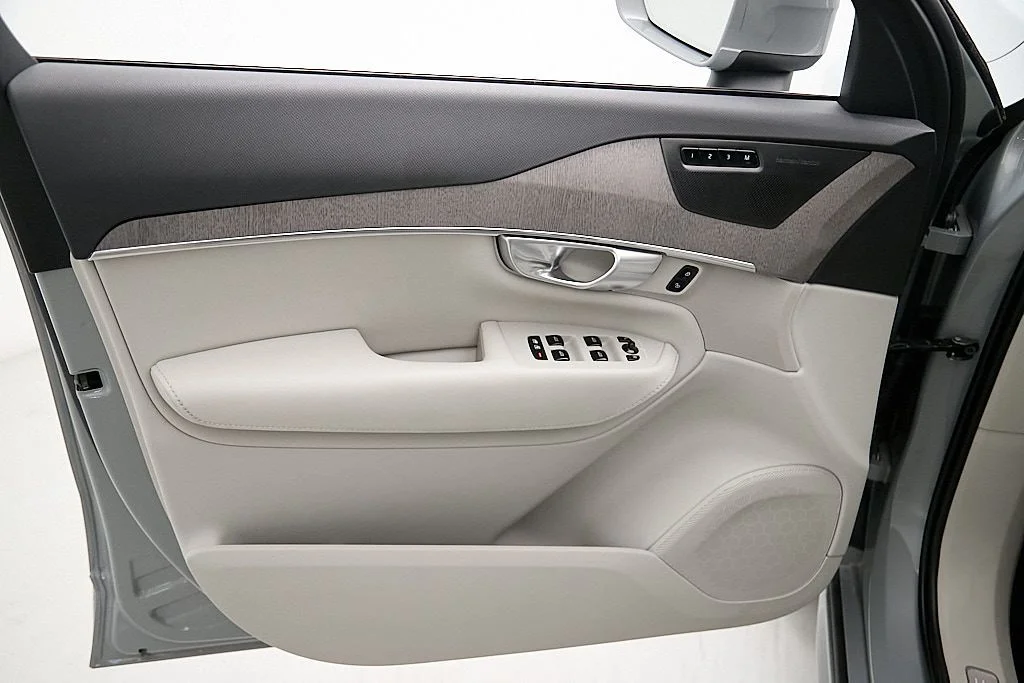 Used 2024 Vapour Grey Volvo Plus image 10