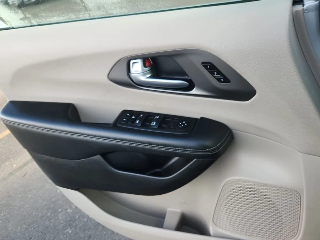 Used 2024 Silver Chrysler Touring L image 9